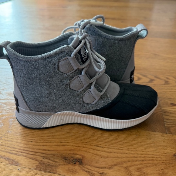 SOREL Out N About III Waterproof Duck Boot in DOVE/ JET (Size 6 **runs small) - Picture 9 of 9